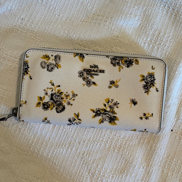 COACH Accordion Zip wallet in prairie print - 59014- NWT - Picture 1 of 8